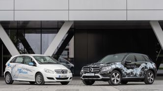 Forrige generasjon (t.v) og den kommende MB F-Cell. Foto: Daimler AG