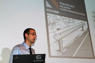 Matteo Pezzucch fra Vegdirektoratet som holder innlegg om ny veileder til rekkverksnormalen. Foto: Haakon Stokke Saether