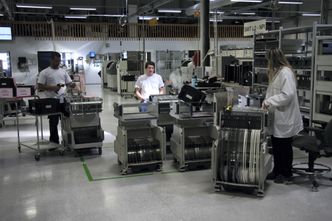 Kassetter med komponentene som skal monteres på kretskort gjøres klar før de settes inn i den automatiske produksjonslinjen. Foto: Tore Stensvold