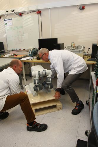 Roboten YuMi har nettopp ankommet Horten. De som skal jobbe sammen med roboten var på kurs hos ABB da TU var på besøk. Foto: Tore Stensvold