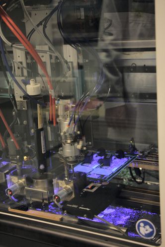 Alle loddinger blir nøye kontrollert. Foto: Tore Stensvold