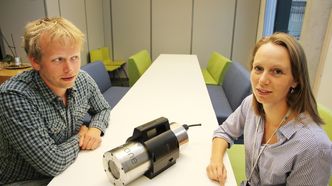 Samarbeid: Forskerne Lars Martin Sandvik Aas (t.v.) som har PhD i eksperimentell optikk er avhengig av marinbiolog Ingrid Myrnes Hansen for å lage programvare for analyse av f.eks. koraller og svamper. Foto: Tormod Haugstad