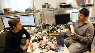 Mekanikerne: – Vi må ha det litt rotete for å ha orden, sier Paul S. Kallevik(t.v.) og Håvard Lein Braa - begge med mastergrad i kybernetikk - som bygger og utvikler nye kameraløsninger. Foto: Tormod Haugstad