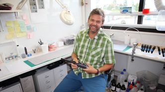 Materialeksperten: Mattias Huneide har en doktorgrad i molekylær overflatefysikk fra universitetet i Linkøping. Etter å ha jobbet i både REC og Aker Solutions er han sentral i produktutviklingen hos Fosstech. Foto: Tormod Haugstad