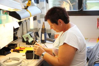 Veteran: Produksjonselektroniker Tove Kilen har vært ansatt i snart 30 år, først i Jatronic og nå i Fosstech hvor hun jobber med lodding av elektronikk. Foto: Tormod Haugstad