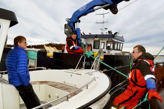 På jobb: Oppdretter Inge Berg under en inspeksjonsrunde på et av dagens innaskjærs anlegg i Vesterålen. Foto: Tor Johannes Jensen
