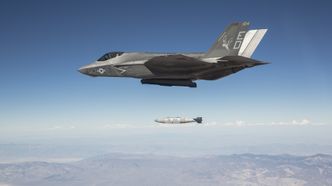 En F-35C slipper en GBU-31-bombe (JDAM) over skytefeltet China Lake i California i forbindelse med de siste testene. Foto: Chad Bellay