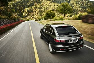 Daimlers kinesiske foretak Denza slipper en elbil med 62 kilowattimers batteri. Foto: Denza