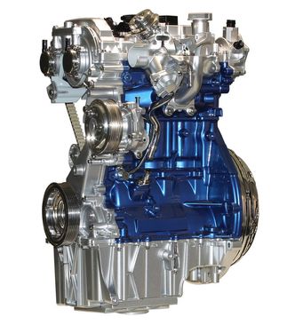 Bensinrevolusjon 1: Fords turboladede tresylindrede enliters motor med direkteinnsprøytning og variable ventiltider var et høydepunkt i trenden mot stadig mindre slagvolum. På tross av det lille slagvolumet fås motoren med ytelser på opptil 140 Hk kombinert med svært lavt bensinforbruk. Foto: Ford