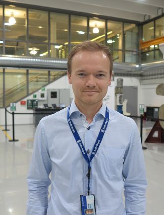 Johnny Aarseth hos Rolls-Royce i Ålesund sier at de bygger på fibertauerfaring opparbeidet siden 2003 og fram til i dag. Foto: Rolls-Royce