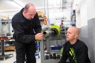 Godt forberedt: Leder for montering og testing Matz Kleppe (t.v.) og senior mekanisk designingeniør Roger Anda i testlaben hvor de det siste året har kjørt verktøyet så hardt det lar seg gjøre uten å være i en faktisk brønn. Ilddåpen skal komme i Saudi-Arabia i høst. Foto: Mona Strande