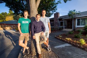 Satser: Gründerne Andreas Øgaard (f.v.), Kristoffer Lande og Morten Stulen, har etablert seg i et Hacker Home i Palo Alto for å jobbe med appen Gobi. Kristian Rekstad og Lars Erik Fagernæs var ikke til stede under vårt besøk. Foto: Alf Bergin