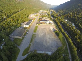 Rom for utvidelse på Rjukan-tomta. Dette oversiktsbildet viser hele anlegget, inkludert område som skal bygges ut nå. Foto: Green Mountain