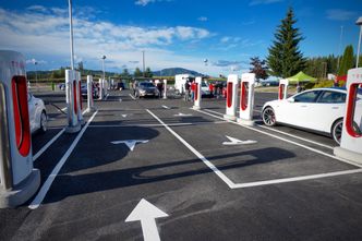 Tesla Supercharger-stasjon på Nebbenes. Bilde: Stein Jarle Olsen