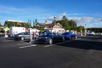 Teslas superladere leverer strøm nok til å kjøre 270 kilometer på en halvtimes lading. Foto: Stein Jarle Olsen