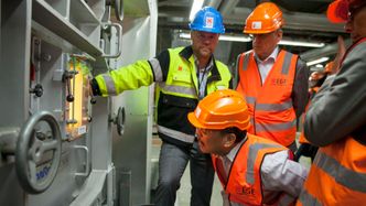 En indonesisk delegasjon med Agus Cahyono Adi fra direktoratet DG Migas i spissen (foran) får omvisning på Klemetsrudanlegget. Bak ser vi Johnny Stuen i Energi- og gjenvinningsetaten i Oslo og leder for CCS i Aker Solutions, Oscar Graff. Foto: Øyvind Lie