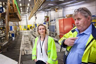 Her i verkstedet skal noe av effektiviseringen hentes ut, blant annet ved overgang til såkalt driftspausebasert vedlikehold. Til høyre verkstedsjef Lars Olsen. Foto: Stein Jarle Olsen