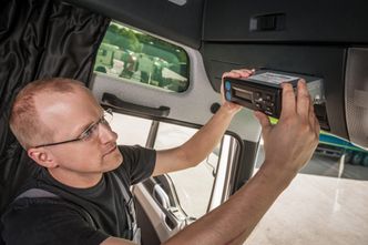 Installasjon av Toll Collect-enhet i lastebil. Foto: Norbert Michalke/Toll Collect