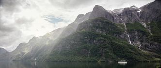 Vision of the Fjords på vei inn Nærøyfjorden, en sidearm av Sognefjorden. Foto: Eikeseth Nygjerd fotograf/iBr Aa