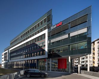 Statnetts hovedkontor (bildet) og PSTs kontorer i Nydalen i Oslo får kjøling fra Nydalen Energi, men tillatelsen til varmedumping i Akerselva bør strammes inn for å unngå fiskedød, mener NVE og Fylkesmannen. Foto: Statnett