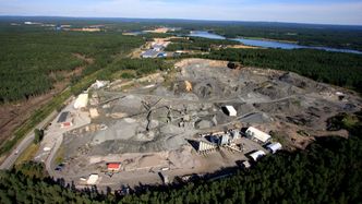 Veidekkes asfaltfabrikk i Moss (bildet) skal bruke forstøvede trepellets som varmekilde for å få ned CO2-utslippene. Foto: Veidekke