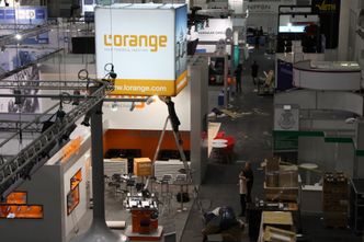 Det er ikke alltid HMS-hensyn står høyest når det rigges til verdens største shippingmesse. Foto: Tore Stensvold