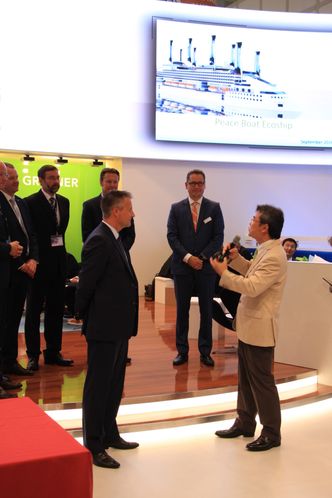 Hele toppledelsen i DNV GL med blant andre konsernsjef Remi Eriksen (bak t.h), maritim-sjef Knut Ørbeck-Nilssen (t.v. for Eriksen) og forretningsdirektør Trond Hodne (foran) var til stede på SMM da Yoshioka Tatsuya fra Peace Boat og DNV GL undertegnet en partneravtale. Foto: Tore Stensvold