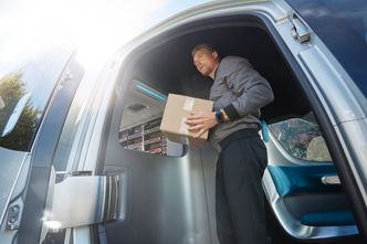 Fremtidens budbilsjåfører trenger ikke å lete etter pakkene. Foto: Daimler AG