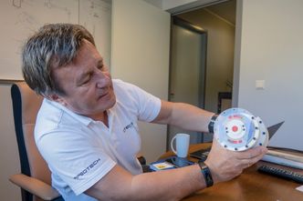 Modellen: For å demonstrere prinsippet har Otechos fått 3D-printet en modell som Hauge viser oss. Foto: ORV