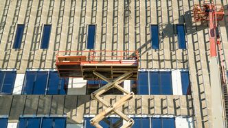 Isolasjonen under solcellene tåler vann. Solcellene som skal legges oppå får luftet kledning for å forhindre at høye temperaturer reduserer energiproduksjonen. Foto: Eirik Helland Urke