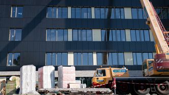 Det er gjort mange grep for at fasaden skal se ut som en helt vanlig fasade, og ikke et kraftverk. Foto: Eirik Helland Urke