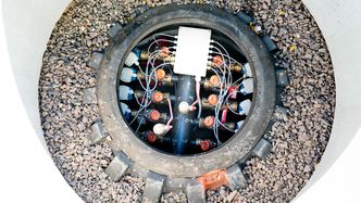 En av 20 energibrønner, som er boret 250 meter ned i bakken og skal forsyne skolens varmepumpe. Foto: Eirik Helland Urke