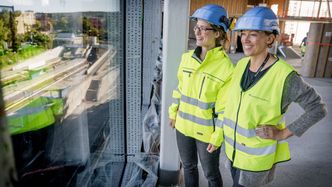 Flerbrukshallen: Magnhild Kallhovd og Bodil Motzke i Undervisningsbygg ser ut av vinduet fra Flerbrukshallen som vender mot Brynseng T-banestasjon. Om ett år skal skolebarn klatre i ribbevegger som skal monteres foran vinduene. Foto: Eirik Helland Urke