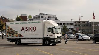 Askos elektriske distribusjonsbil skal operere her fra Kalbakken. Dette er et av Askos tretten regionlagre i tillegg til sentrallageret på Vestby. Foto: Per Erlien Dalløkken