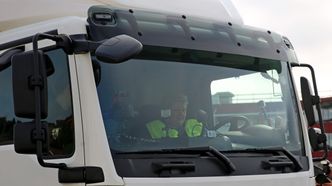 Ifølge Erna Solberg var dette første gang hun selv har sittet bak rattet på en bil på tre år. Foto: Per Erlien Dalløkken