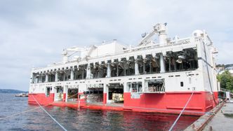 Akterenden av Ramform Titan, som denne uken lå til kai ved Heggerneset i Bergen. Foto: Marius Valle