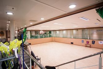 Det oppfordres til fysisk fostring om bord. I denne gymsalen kan mannskapet spille ball, ta spinningtimer og drive sirkeltrening. Foto: Marius Valle