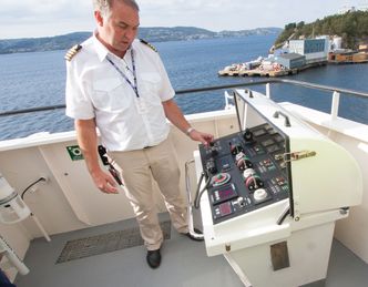 Man kan ta kontroll over skipet på begge sider av broen, slik at det skal være lett å legge til kai. Foto: Marius Valle