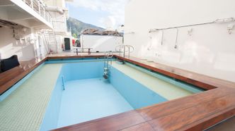 Om været tillater det, fylles dette bassenget med sjøvann slik at mannskapet kan ta seg en dukkert. Foto: Marius Valle