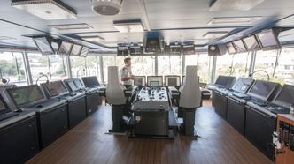 Fra broen er det kameraovervåkning av hele skipet. Herfra er det 360 graders utsikt. Foto: Marius Valle