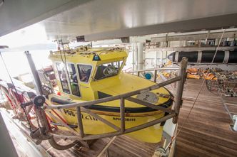 Arbeidsbåtene settes rett ut akter, og operasjonen gjøres av en person med fjernkontroll. Foto: Marius Valle