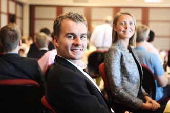 Vil de virkelig bli teknologigründere? Jonas Helland i One Earth Solutions og Elise Landsem i Technium blir utfordret på hvorfor de vil jobbe i startups. Foto: Julie Evensen