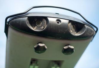 SENSORER: To sensorer på hver side av traktoren undersøker åkeren. Se flere bilder nederst i saken. (Foto: Mathias Klingenberg) Bilde: Mathias Klingenberg