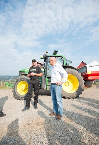 FORKLARER: Egil Hoen forteller klimaminister Vidar Helgesen om N-Sensoren. Foto: Mathias Klingenberg