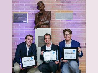Forskere ved Det tekniske universitet i München, Fabian Steiner, Georg Böcherer, og Patrick Schulte ved en statue av Claude Shannon. Foto: Denise Panyik-Dale/Alcatel-Lucent