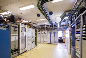 Hovedsender: I en av de store hovedsenderne som denne i Sogndal er det veldig mye radioutstyr. Ikke bare for digital radio, men for digital TV, FM og mye annet. Foto: Norkring