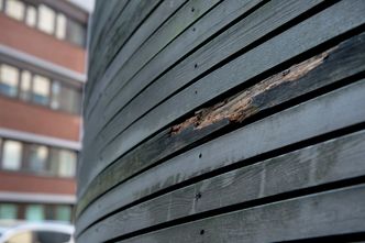 Flere bord på Vågen videregående er tydelig råtne mindre enn seks år etter at skolen ble ført opp. Foto: Carina Johansen