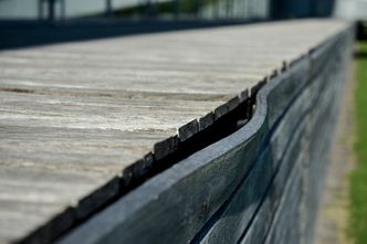 Buler: Fylkeskommunen har tatt kontakt med Treteknisk for å finne årsaken til hvorfor den ubehandlede trefasaden allerede etter få åt begynte å bule. Foto: Carina Johansen