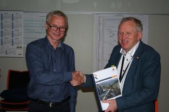 Knut Harstad fra Hæhre og Torbjørn Naimak fra Statens vegvesen har signert tunnelkontrakten. Foto: Statens vegvesen