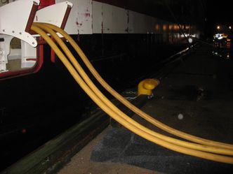 Landstrømkabler i Sandefjord. Manuell kobling er tidkrevende. Bransjen etterlyser hurtigkoblinger som følger internasjonale standarder. Foto: Fjordline